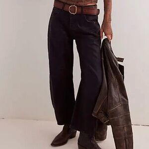 Free People
Barrel leg jeans. 
*LIMITED EDITION*
Starlight (Coated black)